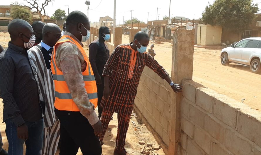 DREPS/Centre : Visite du ministre Ouaro sur le chantier du mur de clôture de la direction, réalisé    par des élèves.
