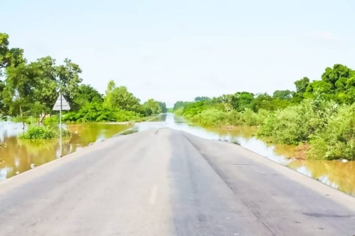 Inondations Répétées au Burkina Faso : Une route vitale à la merci des pluies.