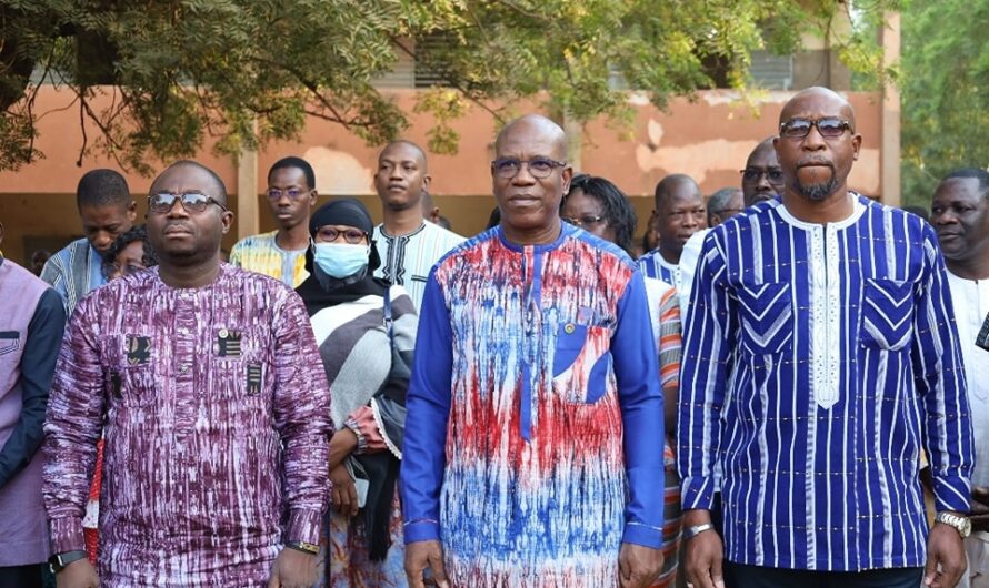 Montée des Couleurs au Lycée Bambata : Le Ministre Boubakar Savadogo Appelle à la Discipline, au Respect et à la Propreté.
