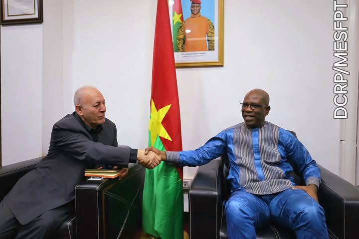 Renforcement des partenariats : le Ministre Boubakar Savadogo échange avec l’entrepreneur tunisien Ahmed Bouchamaoui .